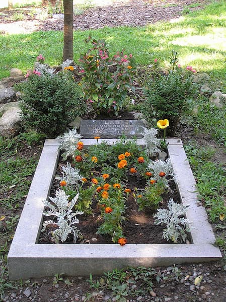 A color photograph of Lad's burial spot as it looks today.