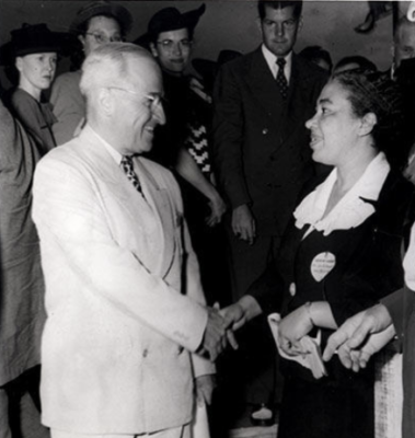 Alice Dunnigan in discussion with President Harry Truman.