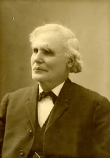 This is a formal black-and-white portrait of T.H.Tibbles, who did so much to aid Standing Bear. His hair is white and he dressed in a suit and tie.