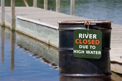 A sign to warn that the river level is too high and therefore the river is "closed."