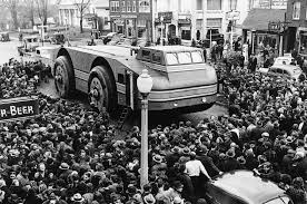 The Antarctic snow cruiser was always followed by crowds.
